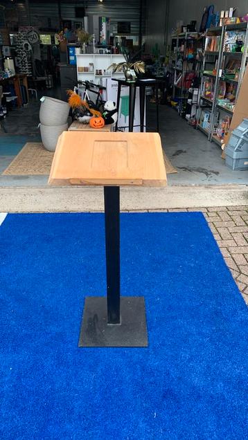 Lessenaar spreekstoel eikenhout metalen poot 54x41x121 cm beschikbaar voor biedingen