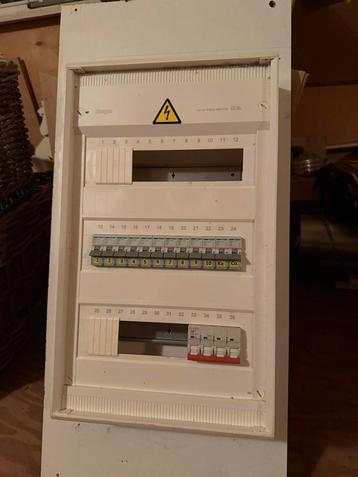 Groepenkast met 13 automaten beschikbaar voor biedingen