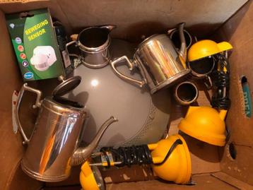 60 Bananendozen gevuld met allerlei spullen beschikbaar voor biedingen