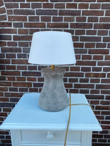 Tafel lamp, betonnen voet beschikbaar voor biedingen