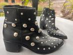 Halfhoge laarsjes met rondom zilverkleurige studs. Maat 37, Zwart, Lage of Enkellaarzen, Ophalen of Verzenden, Gedragen