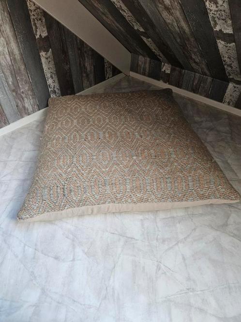 Groot zitkussen 100cm/ bij100cm. Jade groen/ beige ecru., Huis en Inrichting, Woonaccessoires | Kussens, Nieuw, Ophalen of Verzenden