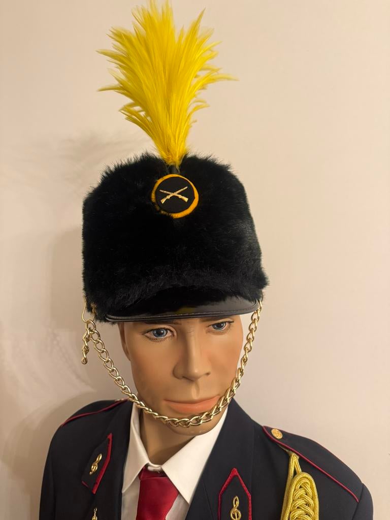 Kolbak ,fanfare pet zwart met gele pluim maat 60, Ophalen of Verzenden, Zo goed als nieuw, Overige maten