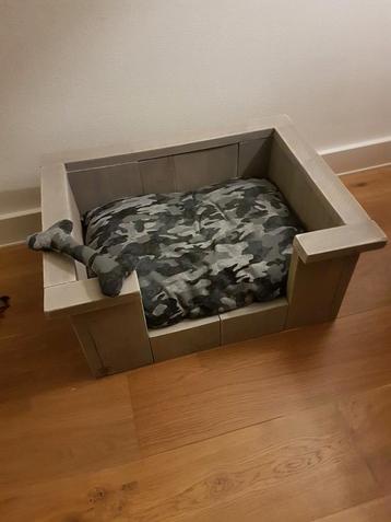 Steigerhouten hondemand greywash  beschikbaar voor biedingen