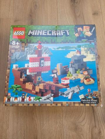LEGO Minecraft Het Piratenschip Avontuur 21152 beschikbaar voor biedingen