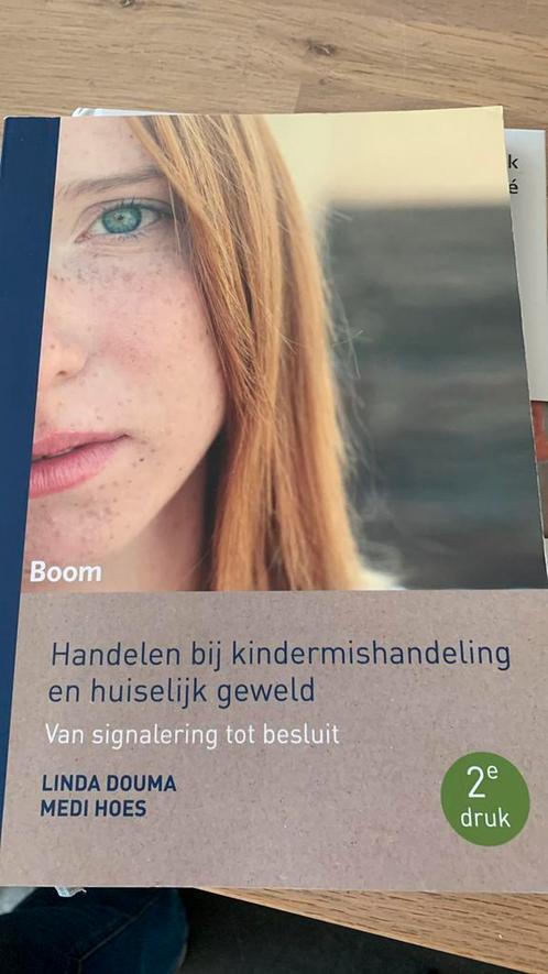 Handelen bij kindermishandeling en huiselijk geweld, Boeken, Politiek en Maatschappij, Zo goed als nieuw, Maatschappij en Samenleving