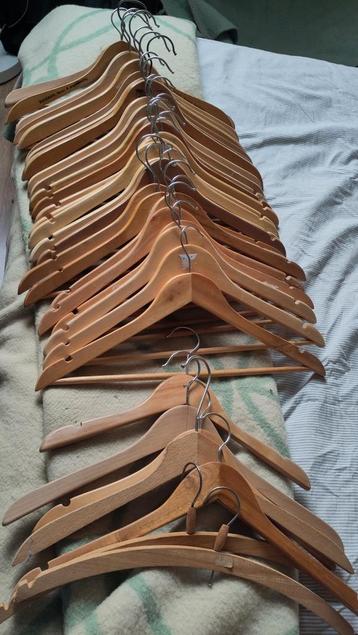 25 houten degelijke kledinghangers beschikbaar voor biedingen