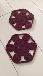Vintage rieten onderzetters zeshoekig bordeauxrood 2x, Ophalen of Verzenden, Gebruikt, Pot of Pan