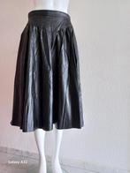 Wijd uitlopende rok van PU leer, midirok maat 38, Kleding | Dames, Rokken, Maat 38/40 (M), Zwart, Midi, Ophalen of Verzenden