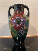 Plateel Gouda flora iris vaas glansplateel, Antiek en Kunst, Antiek | Vazen, Ophalen of Verzenden