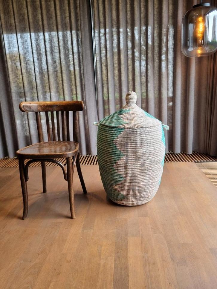 Afrikaanse zeegras mand turquoise wit handgemaakt Senegal, Huis en Inrichting, Woonaccessoires | Schalen en Manden, Nieuw, Ophalen of Verzenden