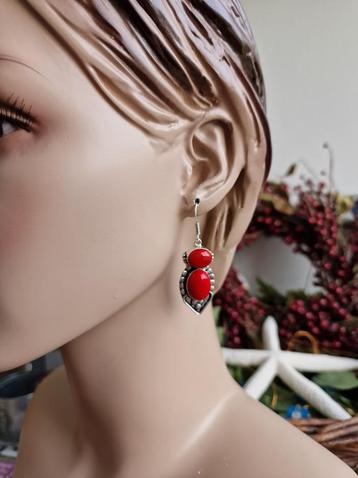 Mooie 925 zilveren oorbellen met koraalrode stenen beschikbaar voor biedingen