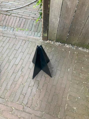 Zwarte boot Kegel beschikbaar voor biedingen
