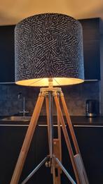 Houten driepoot vloerlamp.
2 kappen: Zebra print en taupe, Ophalen, Gebruikt, Hout, 150 tot 200 cm