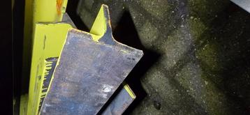 T-staal gelijkzijdig 100x100x11mm
T-ijzer aanrijdbeveiliging beschikbaar voor biedingen