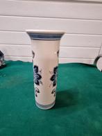 vaas delfts blauw ter voert megchelen, Huis en Inrichting, Woonaccessoires | Vazen, Ophalen of Verzenden, 'T Olde Gre-j, Info@toldegrej.nl
