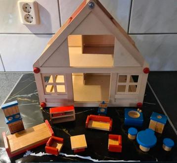 Houten Poppenhuis met Meubels beschikbaar voor biedingen
