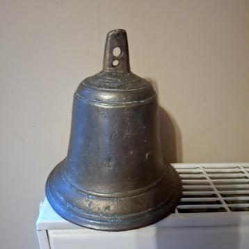 Antieke bronzen of messing bel beschikbaar voor biedingen