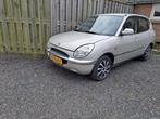 !! Daihatsu Sirion 1.0 AUT 57.681 km 2000 Grijs Nieuw APK, Auto's, Daihatsu, 989 cc, 3 cilinders, Zilver of Grijs, 23 €/maand