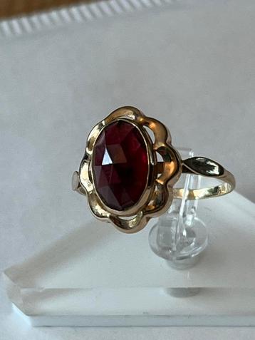 Gouden ring Granaat beschikbaar voor biedingen