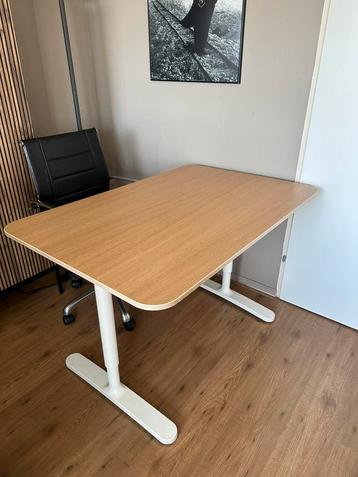 Bureau met houten blad