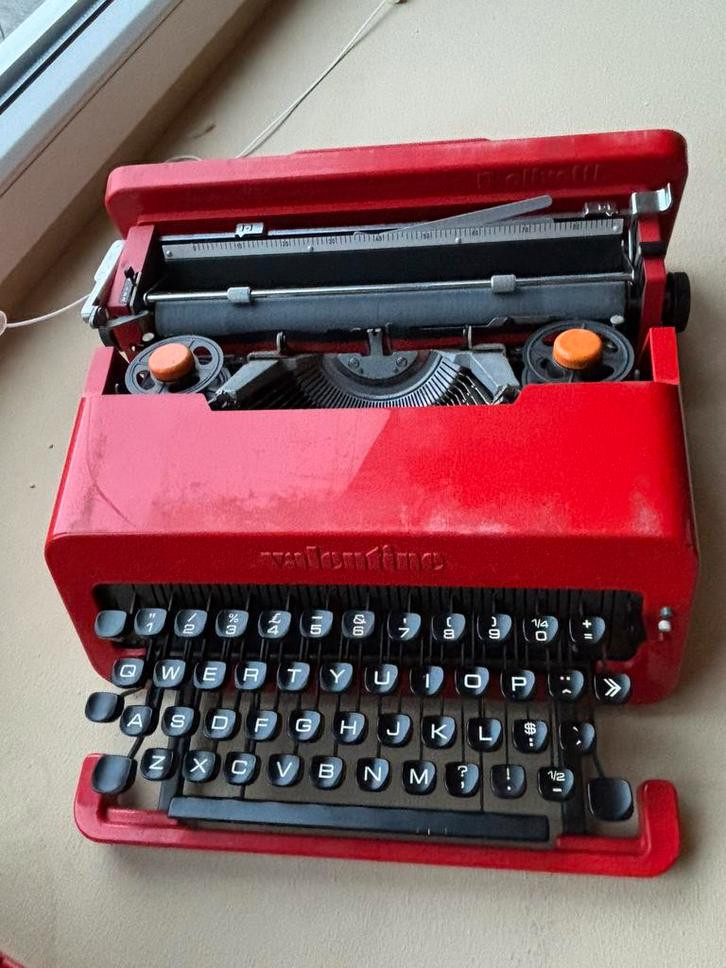 Typemachine van Jan Cremer (Olivetti Valentine), Diversen, Typemachines, Zo goed als nieuw, Ophalen