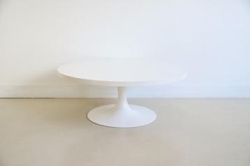 witte tulip salontafel Maurice Burke voor Arkana beschikbaar voor biedingen