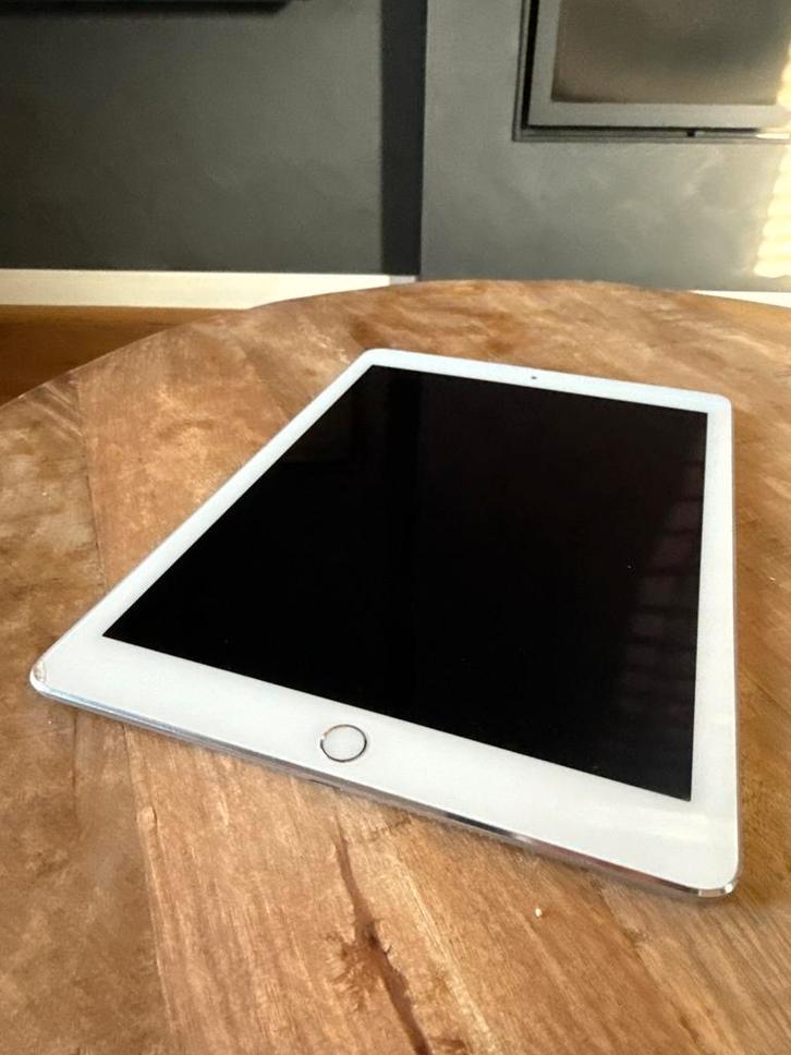 Apple ipad a1893 kleine beschadiging, Computers en Software, Apple iPads, Zo goed als nieuw, Apple iPad, Wi-Fi, 10 inch, 32 GB