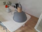 Leuke industriële lamp! (Kleur: grijs met hout)., Huis en Inrichting, Ophalen of Verzenden, Zo goed als nieuw, Minder dan 50 cm