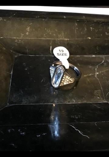 Mooie ring mt 19, nieuw, zilverkleurig met langwerpige steen beschikbaar voor biedingen