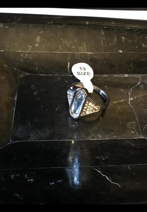 Mooie ring mt 19, nieuw, zilverkleurig met langwerpige steen, Sieraden, Tassen en Uiterlijk, Ringen, Ophalen of Verzenden