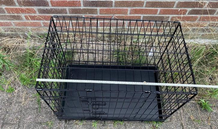 zwarte bench in Nieuwstaat  75 cm bij 45 bij 53 cm, Dieren en Toebehoren, Hondenbenches, Zo goed als nieuw, Ophalen of Verzenden