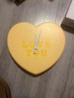 Karlsson Candy Hart Klok - Zacht Geel - Nieuw in Doos, Ophalen of Verzenden, Nieuw, Analoog, Wandklok
