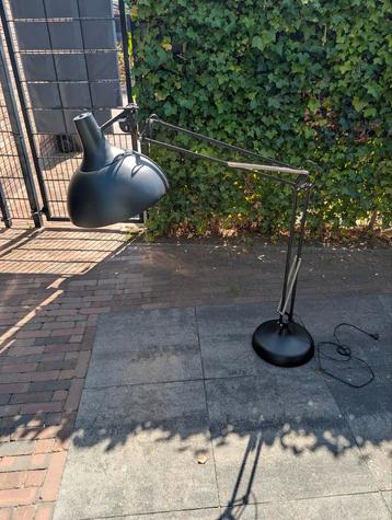 Vloerlamp zwart in goede staat beschikbaar voor biedingen