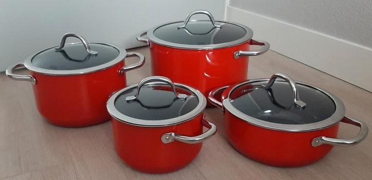 WMF Pannenset Passion Red | 4‐delig | Silargan, Huis en Inrichting, Keuken | Potten en Pannen, Zo goed als nieuw, Pannenset, Rvs