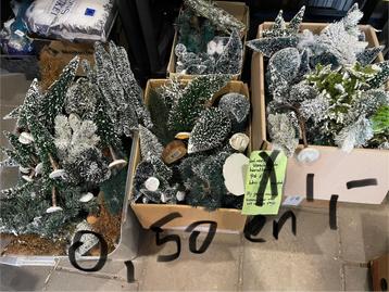 Kerstdorp boomjes sneeuwmatten en losse sneeuw beschikbaar voor biedingen