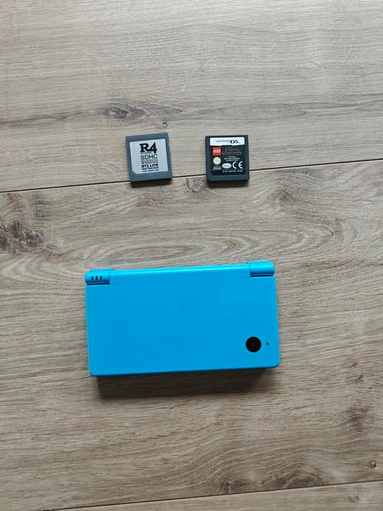 Nintendo DSi Lichtblauw + Lego Pirates + R4 kaart, Avontuur en Actie, Gebruikt, 1 speler, Ophalen of Verzenden