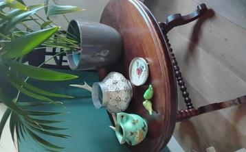 Antieke ovale  koffietafel. beschikbaar voor biedingen