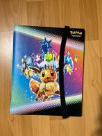 POKEMON PRISMATIC EVOLUTIONS 9 POCKET BINDER MAP, Ophalen of Verzenden, Zo goed als nieuw