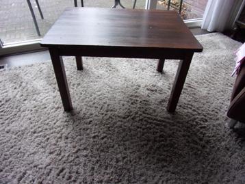 KLEINE TAFEL VAN HOUT/DEMONTEERBAAR KINDERTAFEL/BIJZETTAFEL beschikbaar voor biedingen