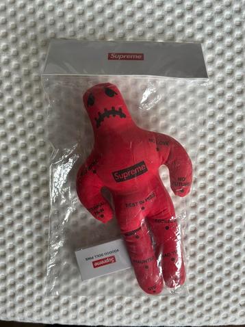Supreme Voodoo Doll beschikbaar voor biedingen
