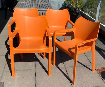 4x Oranje Tuinstoelen met armleuning beschikbaar voor biedingen
