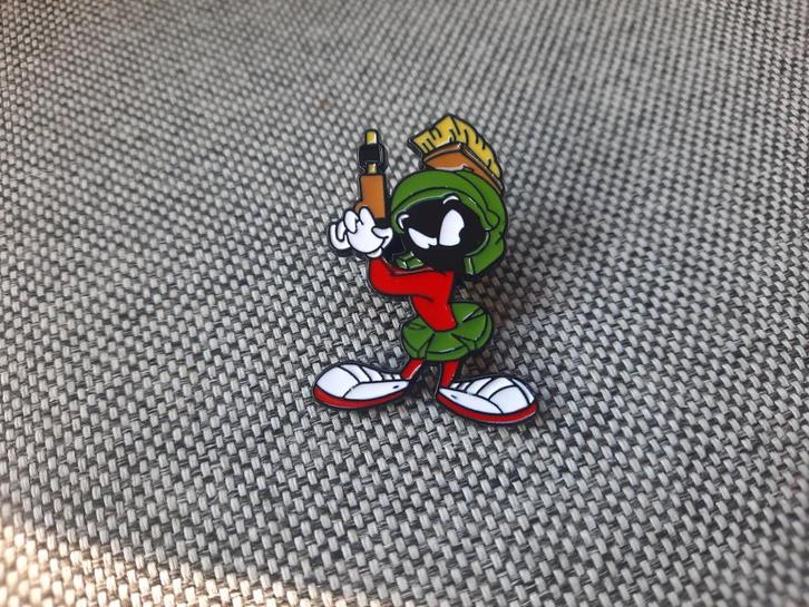 1 leuke pin van Marvin the Martian te koop, Verzamelen, Speldjes, Pins en Buttons, Nieuw, Speldje of Pin, Overige onderwerpen