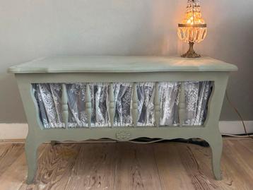 Vintage klep kastje met kant beschikbaar voor biedingen