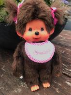 Monchichi  meisje met roze strikjes en witte slabber, Verzenden