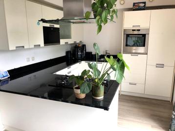 Keuken met schiereiland beschikbaar voor biedingen