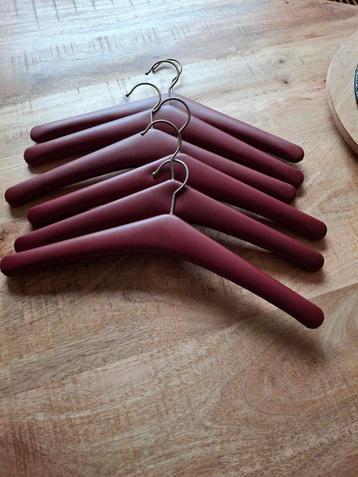 6 Vintage Kledinghangers beschikbaar voor biedingen