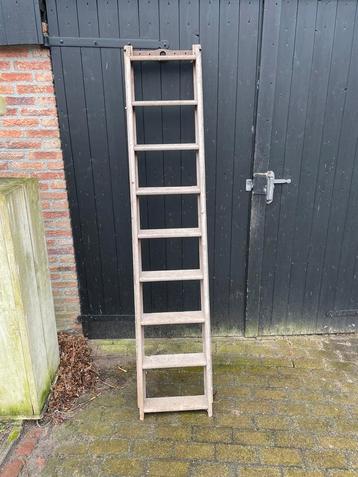 Houten ladder met ijzerdetail 