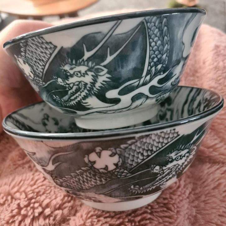 Twee Japanse Schalen met Drakenmotief, Huis en Inrichting, Woonaccessoires | Schalen en Manden, Gebruikt, Schaal, Rond, Porselein of Keramiek