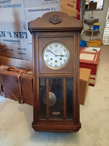 Antieke Wandklok met Slinger beschikbaar voor biedingen